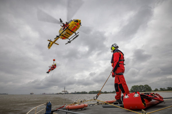 Hamburger ADAC Luftrettung trainiert Windenmanöver