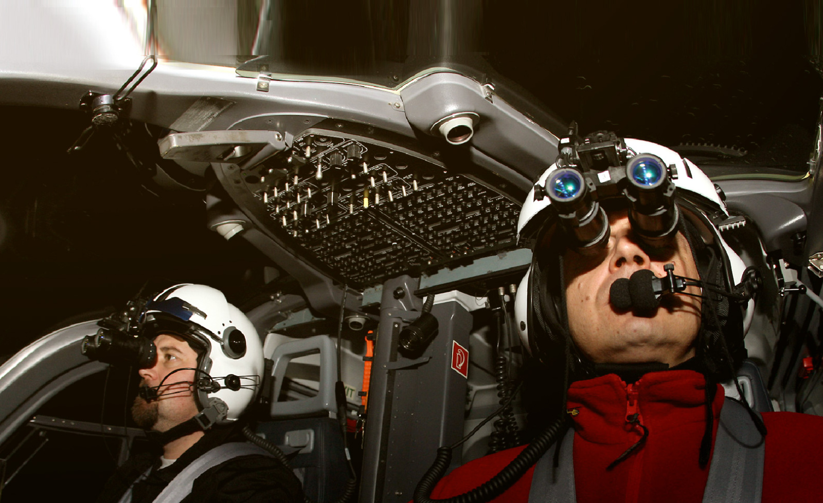 Piloten der ADAC Luftrettung mit Nachtsichtbrillen im Cockpit. Unterstützen Sie jetzt unsere ADAC Nacht-Luftrettung.