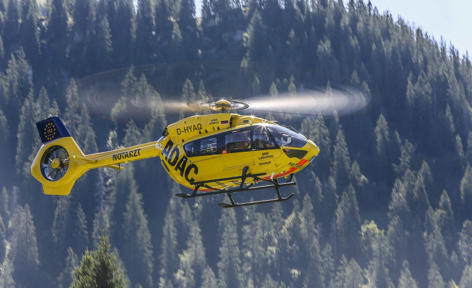 Ausbildungshubschrauber der ADAC Luftrettung bei einem Probeeinsatz.