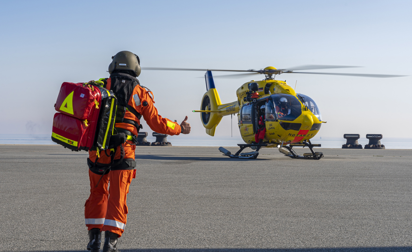 Trainingseinheit der ADAC Luftrettung: Pilot und medizinisches Personal üben Einsatzabläufe am Rettungshubschrauber.