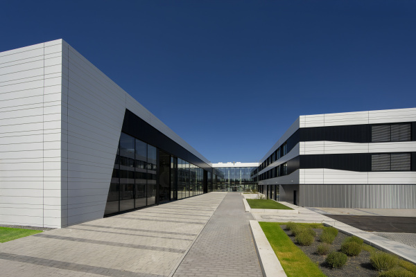 Bild des Ausbildungscampus der ADAC Luftrettung. Ein hochmodernes Luftrettungszentrum für Ground Operations, Flugbetrieb, Medizin, Technik, Forschung und Ausbildung & Training